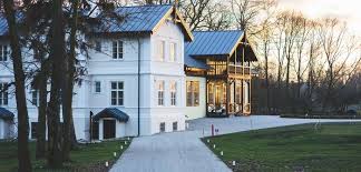Learn about the many great advantages of metal roofing. Advantages Of Choosing A Metal Roof Mom Blog Society