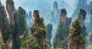 Aktivitas bersepeda gunung melibatkan menyetir siklus gunung di atas jalur berbatu dan di sekitar jalan setapak berbatu. Menjelajah Zhangjiajie Pegunungan Avatar Di Negeri China Taman Nasional Zhangjiajie Huangshan