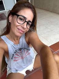 En train de mettre mon visage de 49 ans dehors sans maquillage. Ça va  toujours ? 😊☀️🌻🌸