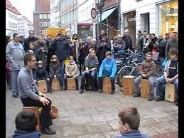Die Schuler Der Musikwerkstatt Spielen Das Arrangement Rock Around The Clock Auf Dem Cajon Mit Einem Slow Rock Und Fast Ro Musik Schule Rhythmus Spiele Musik