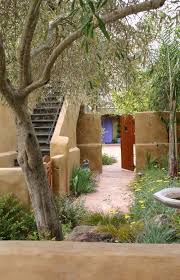 Love The Simplicity Of These Adobe Style Walls Mediterranean Garden Courtyard Design Spanish Backyard