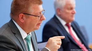 Der sogenannte verfassungsschutz (richtiger wäre grundgesetzschutz, da die brd keine verfassung, sondern nur ein als provisorium angesetztes grundgesetz besitzt) ist in der bundesrepublik deutschland sowie in der republik österreich. Verfassungsschutz Versus Afd Duell Mit Offenem Ende Deutschland Dw 03 02 2021
