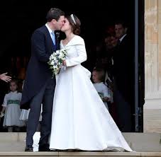 Prinzessin eugenie schreitet zum altar. Royale Hochzeit Prinzessin Eugenie Kampft Gegen Den Wind Und Sagt Ja Welt