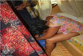 Au maroc ce pauvre monsieur a eu la surprise de trouver sa femme avec un autre homme,il a aussitot prévenue la mére de la femme qui ne ces que dire,il lui. Video Il Surprend Sa Femme Au Lit Avec Un Autre Homme Regardez Sa Reaction Senego Com