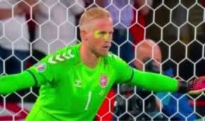 Peter schmeichel (goalkeeper) scores overhead kick in last minute. Twkypouni8l8mm