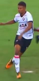 Garoto, de apenas 19 anos, fez sua estreia no profissional do inter, logo em uma libertadores. Lucas Ribeiro Wikipedia