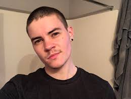 Fresh Summer Buzz Cut Last Time I Buzzed It I Was Pre T And It Made Me Feel Terrible About My Features I Like It Much Better The Second Time Around Ftm Selfies