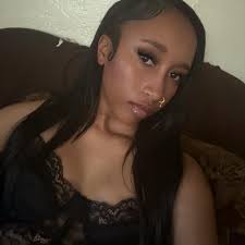 Sims 4 underwater builds are fun, but how about an underground mansion...  without the water?! Just a fun pool, because every mansion needs one! As  always, CC-free! 💚 ID: KateEmerald Lot: Underground