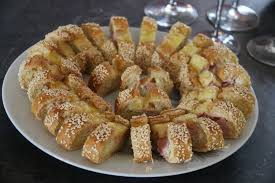 Simple Rapide Bon Cette Baguette Est Au Top Pour Un Delicieux Apero Entre Amis C 39 Jambon Et Fromage Recette Aperitif Dinatoire Recettes De Cuisine