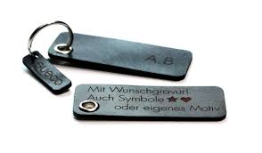 Unser Klassischer Schlusselanhanger Gefertigt In Munchen Aus 2mm Leder Mit Einer Kleinen Ose Und Schlusselring Jetzt A Leder Gravur Pflanzlich Gegerbtes Leder