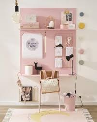 A Pintura Na Parede Ajudou A Delimitar O Espaco Deste Home Office O Rosa Deu Um Toque Delicado Ao Ambiente Via Pinteres Room Decor Kid Room Decor Girl Room