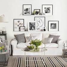 Leiste Fur Bilderrahmen Weisse Wande Viele Familienfotos Zeichnungen Ikea Living Room Wall Decor Living Room Couch Decor