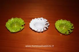 Infilare nel buchino il cordoncino e una volta arrivato fin sotto, infilare la campanella e fare un paio di nodi, eventualmente bloccare il nodo con una punta di colla a caldo, di modo che non si sfilacci o. Video Lavoretti Con Bicchieri Di Plastica Mamma E Bambini