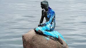 Die statue einer meerjungfrau befindet sich am eingang zum kopenhagener hafen und ist eines der bekanntesten symbole der stadt. Kleine Meerjungfrau Die Stille Dulderin Menschen Faz