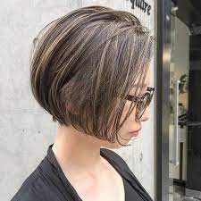 大人のショートbob ダークグレージュ 細ーいハイライト ショートヘアにもハイライトを入れると大人っぽく見えて素敵です ハイライトを細めに入れれば色落ちしても派手になりすぎないです ハイライトが初めての方もお気軽にご相談下さい お客様の