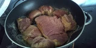Seterusnya, tumbuk lumat cili padi dan kunyit hidup serta serai dititik. Buat Sendiri Daging Salai Untuk Masak Lemak Cili Padi Cahaya Hayati