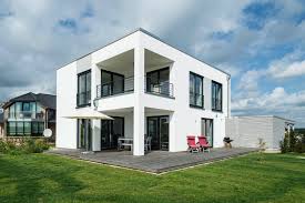 70 m 2 das gepflegte und geschmackvoll eingerichtete haus verfügt über eine wohnfläche von 240 m², die in 3 etagen unterteilt ist und ein geräumiges wohnzimmer mit kamin und essbereich, eine separate küche mit allen notwendigen geräten und einen individuellen ausgang zum patio sowie 4 schlafzimmer mit kleiderschränken. Bauhaus 11 Mit Loggia Und Uberdachter Terrasse Arge Haus Berlin