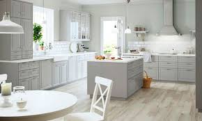 El mármol no sólo hace de revestimiento en buena parte de la habitación sino que, además, coloniza las encimeras con su estética moderna en blanco y rayas gris oscuro. Cocinas En Blanco Y Gris