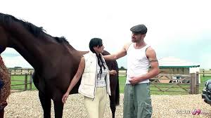 Jodi James mit dicken Titten auf Pferde-Hof vom Pfleger mit riesigem  Schwanz gefickt