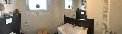 Ein badezimmer mit zwei waschbecken und einem großen spiegelschrank. Bad Waldblick Zweifall Ferienwohnung Mit Garten Und Wintergarten In Der Nordeifel Wandern Radfahren Nationalpark Eifel