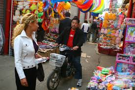 De g3og33o, octombrie 10, 2012 în discutii diverse. Cat Produce Anual Fabrica De Bani Dragonul Rosu Cu Peste 5 500 De Magazine Si 9 000 De AngajaÅ£i