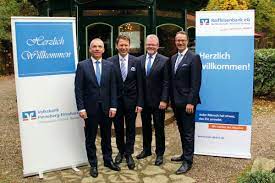 Erleben sie beratung (persönlich oder online) und ausgezeichneten service zu den themen versicherung & finanzen. Fusionsgesprache Aufgenommen Vr Bank In Holstein Eg