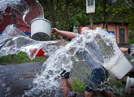 Boys sprinkle water over the girls they like. Lany Poniedzialek Czyli Smigus Dyngus Wiadomosci Znad Wilii
