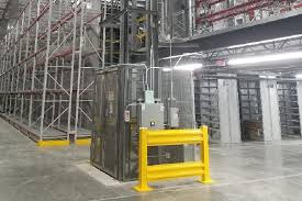 작업자가 지게차를 기다리지 않고 바로 앞의 VRC 컨베이어에 박스를 올리면, 리프트가 알아서 위층으로 올려보내는 효율적인 물류 흐름