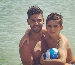 O gonçalo quinaz foi brindado com a ida do filho e mais alguns amigos à venda do pinheiro para gritarem. Goncalo Quinaz Diverte Se Com O Filho Mais Velho No Algarve Antes De Voltar Ao Futebol Movenoticias