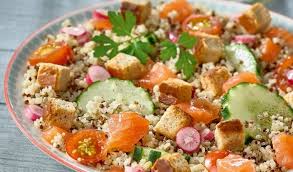 Salade Complete Quinoa Crudites Saumon Croutons Chevre Tipiak Recette Salade Quinoa Salade Croutons