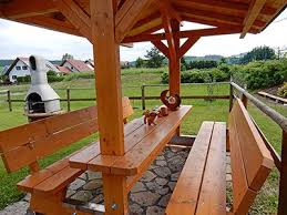Hunde Zwinger Bau Hoffmann Uberdachte Sitzgruppe In 2020 Couchtisch Holz Sitzgruppe Hunde Haus