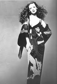 Dopo una lunga malattia, lo fra le celebrità che hanno espresso particolare ammirazione per gli abiti di yves saint laurent, si. Pin Su Saint Laurent 1971