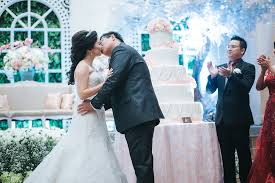 Ijab qabul adalah ucapan dari orang tua atau wali mempelai wanita untuk menikahkan putrinya kepada sang calon mempelai pria. Foto Orang Wedding