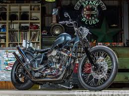 外装とフレームをガンメタリックに染め上げたリジッドスポーツスター 熊本県荒尾市に店を構えて12年 ジーザスサイクルスの新作である 店主でビルダーの木下氏がマシンに ハーレー チョッパー ハーレーダビッドソン