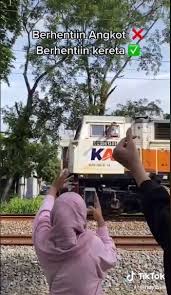 Koridor 9 transjakarta adalah koridor transjakarta yang beroperasi dengan jurusan terminal pinang ranti sampai halte pluit. Iseng Lambaikan Tangan Ke Kereta Remaja Ini Alami Kejadian Tak Terduga