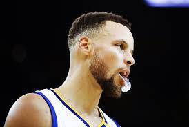 Short blowout + curly hairstyle is more like a fashionable haircut, but it can still be considered as flows because the hair is tapered. Stephen Curry Stephen Curry Stephen Curry Haircut Nba Stephen Curry