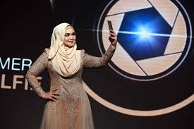 Seolah tak mengizinkan sedetik untuk berpisah. Dato Siti Nurhaliza Dishes On Selfie Tips Beauty Products She Can T Live Without Lipstiq Com