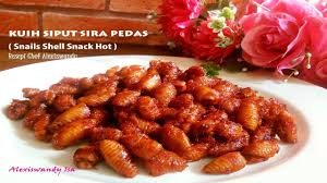 Ambil sedikit adunan dan lenyekkan di atas acuan kuih siput. Kuih Siput Sira Pedas Kuih Raya Yg Klassik Sedap Tetap Di Hati Resepi Chef Alexiswandy Youtube