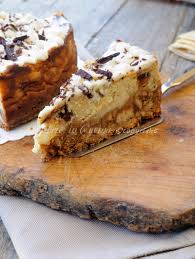 Facciamo sciogliere il cioccolato fondente a bagnomaria o nel forno a microonde, quindi lasciamo raffreddare mentre ci occupiamo del resto della preparazione. Cheesecake Ricotta E Pera Al Forno Facile E Veloce