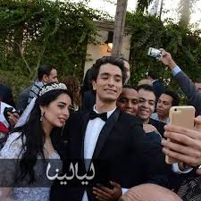 24 صورة عفوية من حفل زواج هبة مجدي نظرات العين تكشف الكثير وفنان قدير شاهد على عقد القران موقع ليالينا Academic Dress Fashion Dresses