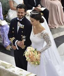 Um welche süße geste es sich handelt, sehen sie im video! Hochzeit Prinz Carl Philip Von Schweden Heiratet Sofia Hellqvist Konigliche Hochzeitskleider Prinz Carl Philip Brautkleid Lange Armel
