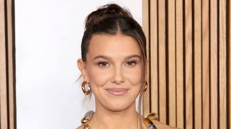 Millie Bobby Brown, l'attrice di "Stranger Things" sul red carpet con un  abito gioiello
