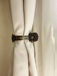 カーテンタッセルと窓際 little home セリアで見つけたこれを１個だけ買ってみたんだけど先がギザギザになってるのでそれがカーテンの繊維が引っかかって付け外しの度にほつれそうになりました カーテンタッセル カーテン カーテンタッセル 100均