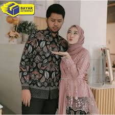 Model baju tunangan lamaran couple gamis batik pekalongan gamis batik kombinasi valvet. Harga Baju Couple Lamaran Terbaik Agustus 2021 Shopee Indonesia