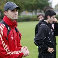 Nach einer kaum wahrnehmbaren berührung geht heiko herrlich zu boden. Herrlich Furs Revier Sport A Z