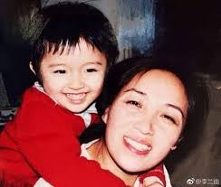 给妈妈的情书祝我的大闺蜜母亲节快乐❤️ 来自小李给妈妈的一封💌，祝小李妈妈，母亲节快乐💖也祝所有母亲，节日快乐💝