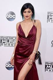 How Kylie Jenner Wore Green Hair And Grills To Last Night S Amas And Managed To Look Absolutely Chic Kylie Jenner Dress Jenner Girls Fashion