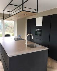 stalen toog met verlichting voor boven het kookeiland modern keukenontwerp keuken keuken koof