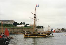 Cotre A Huniers Le Renard Du Corsaire Surcouf Old Sailing Ships Family Heritage Sailing Ships
