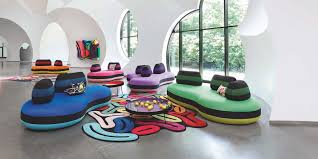 Pour Ses 60 Ans Roche Bobois Invite L Art Au Salon Marie Claire